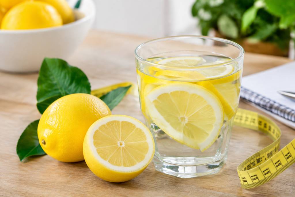 Maigrir avec le citron : bienfaits, conseils et précautions
